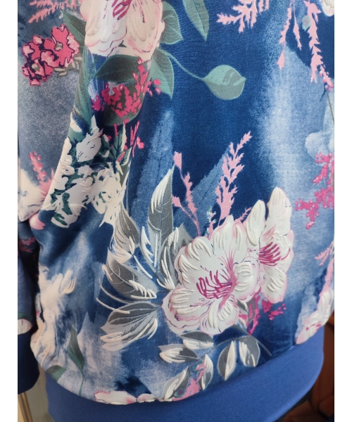 Kwiecista bluzka z rękawem 3/4 kimono - lejący drapowany dekolt